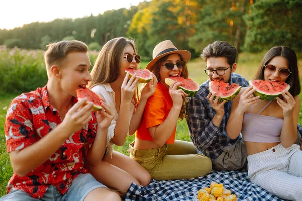 Grupo Amigos Divierten Juntos Comer Sandía Caluroso Día Verano Concepto —  Fotos de Stock