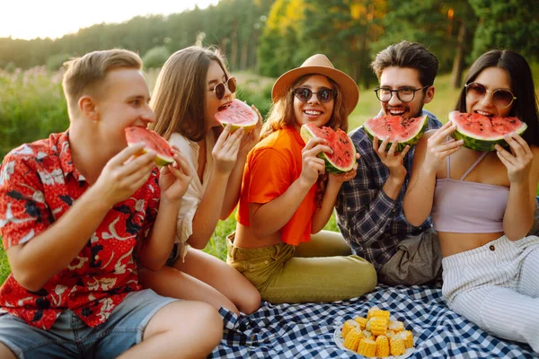 Vriendengroep Hebben Plezier Samen Eten Watermeloen Hete Zomerdag Mensen Levensstijl — Stockfoto