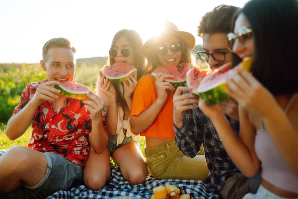 友達のグループで一緒に楽しみ 暑い夏の日にスイカを食べている ライフスタイル 休暇の概念 — ストック写真