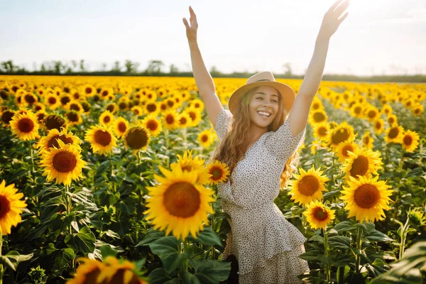 Lycklig Ung Kvinna Omgiven Gula Solrosor Full Blom Blomsterträdgård Reser — Stockfoto