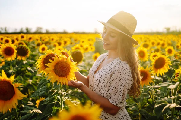 Wanita Muda Yang Bahagia Dikelilingi Oleh Bunga Matahari Kuning Yang — Stok Foto