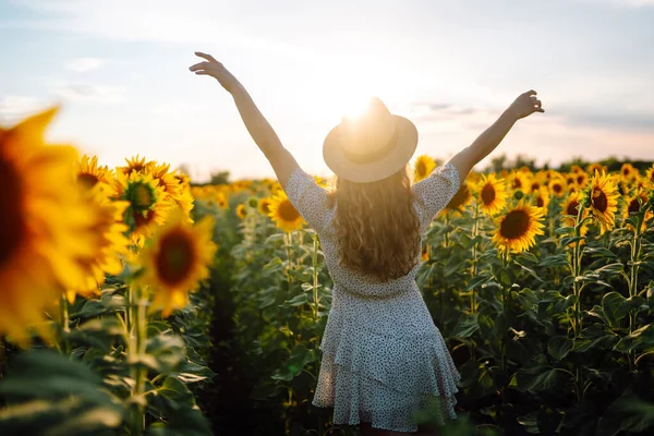 Wanita Muda Yang Bahagia Dikelilingi Oleh Bunga Matahari Kuning Yang — Stok Foto