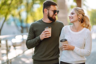 Açık havada aşık ve kahve içen şık bir çift. Gençlik, aşk, birlikte zaman geçirmek, yaşam tarzı..