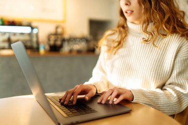 Dizüstü bilgisayarda çalışan kadın eller, yakın plan. İş, teknoloji, İnternet ve ağ oluşturma kavramı.