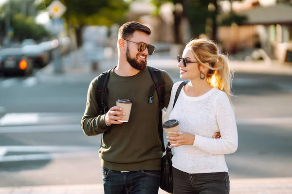 这对年轻貌美的夫妇在户外谈恋爱 喝咖啡 在一起的时间 生活方式 — 图库照片