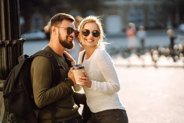 スタイリッシュなカップルは屋外でコーヒーを飲みます 一緒に時間 ライフスタイル — ストック写真