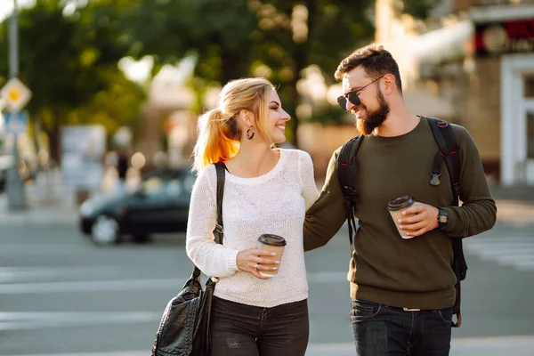 スタイリッシュなカップルは屋外でコーヒーを飲みます 一緒に時間 ライフスタイル — ストック写真