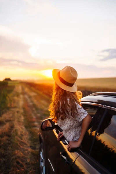 Wanita Muda Beristirahat Dan Menikmati Matahari Terbenam Dalam Mobil Wanita — Stok Foto