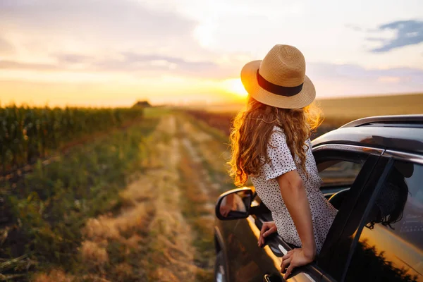 Молода Жінка Відпочиває Насолоджується Заходом Сонця Машині Жінка Дорозі Якщо — стокове фото