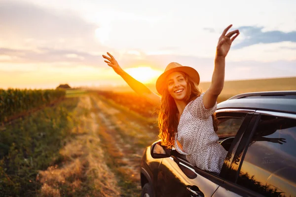 Genç Bayan Dinleniyor Arabada Günbatımının Tadını Çıkarıyor Yolculuktaki Kadın Yaşam — Stok fotoğraf
