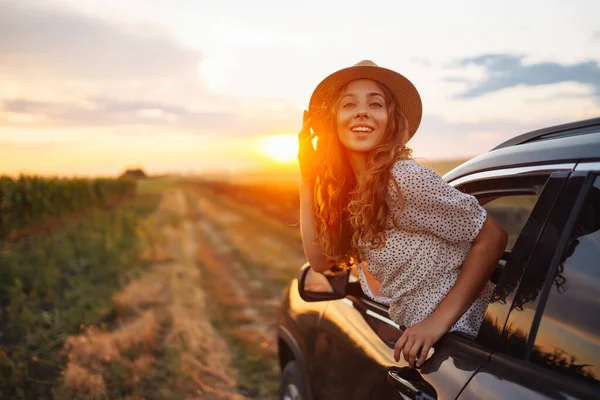 年轻的女人正在车里休息和享受日落 路上的女人 Ifestyle Travel Tourism Nature Active Life — 图库照片