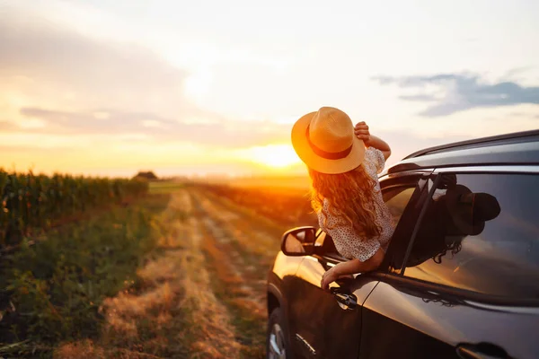 年轻的女人正在车里休息和享受日落 路上的女人 Ifestyle Travel Tourism Nature Active Life — 图库照片