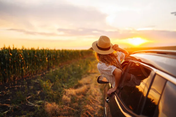 Genç Bayan Dinleniyor Arabada Günbatımının Tadını Çıkarıyor Yolculuktaki Kadın Yaşam — Stok fotoğraf