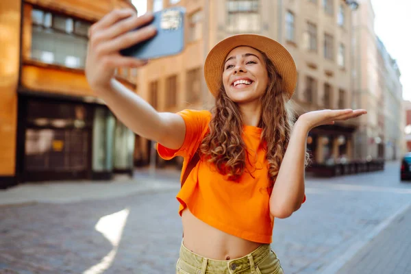 Ora Dei Selfie Turista Cammina Strade Selfie Con Fotocamera Dello — Foto Stock