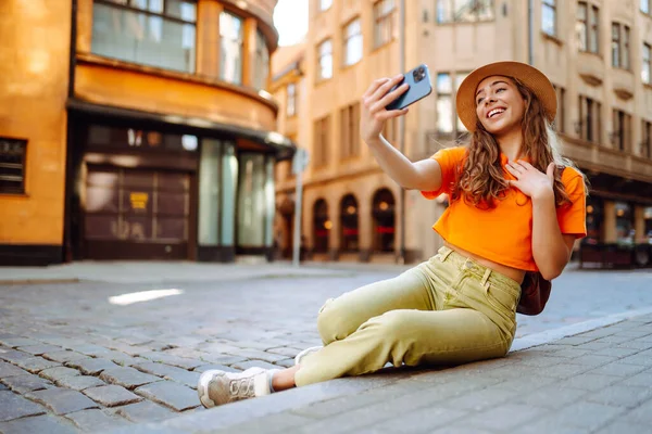 Hora Selfie Turista Caminha Pelas Ruas Tira Selfie Usando Câmera — Fotografia de Stock