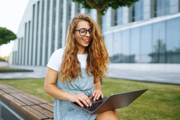 Jonge Vrouw Werkt Online Laptop Computer Outdoor Business Bloggen Freelance — Stockfoto