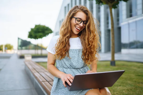 Jonge Vrouw Werkt Online Laptop Computer Outdoor Business Bloggen Freelance — Stockfoto