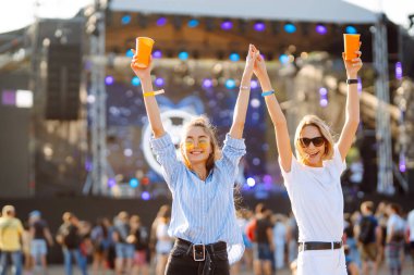 Mutlu kız arkadaşlar müzik festivalinde eğleniyor. Yaz tatili, tatil konsepti. Arkadaşlık ve kutlama konsepti.