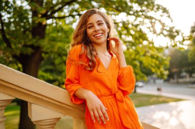 Mutlu bayan turist şehirde dolaşıyor. Avrupa gezisi. Yaşam tarzı, seyahat, turizm, doğa, aktif yaşam.