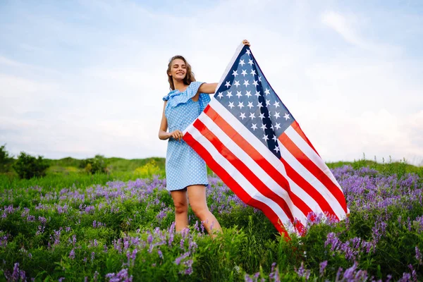 Ung Kvinna Med Amerikansk Flagga Blommande Äng Fjärde Juli Självständighetsdagen — Stockfoto
