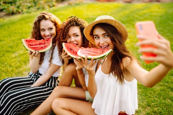Drie Jonge Vrouwen Ontspannen Het Gras Eten Watermeloen Nemen Selfie — Stockfoto