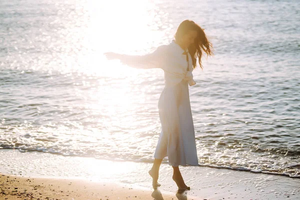 Hermosa Mujer Caminando Una Playa Atardecer Hora Verano Viajes Fin — Foto de Stock