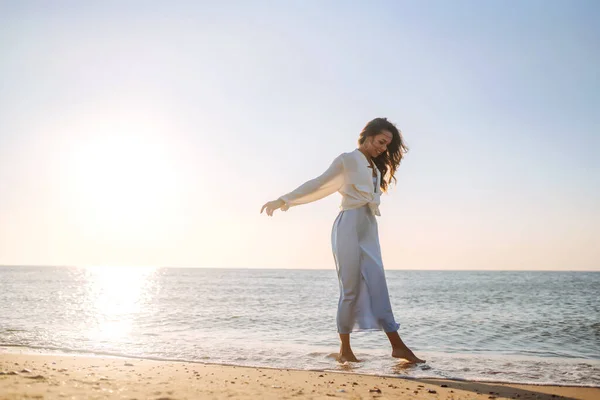 Schöne Frau Die Bei Sonnenuntergang Einem Strand Spaziert Sommerzeit Reisen — Stockfoto