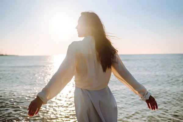 Schöne Frau Die Bei Sonnenuntergang Einem Strand Spaziert Sommerzeit Reisen — Stockfoto