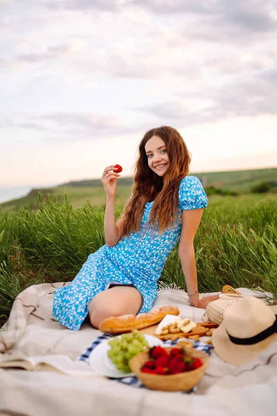 Mujer Joven Haciendo Picnic Parque Día Verano Comida Saludable Frutas — Foto de Stock