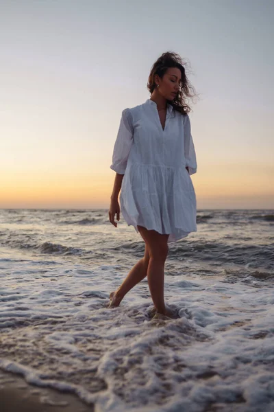 Όμορφη Γυναίκα Που Περπατάει Στην Παραλία Ηλιοβασίλεμα Καλοκαίρι Ταξίδι Σαββατοκύριακο — Φωτογραφία Αρχείου