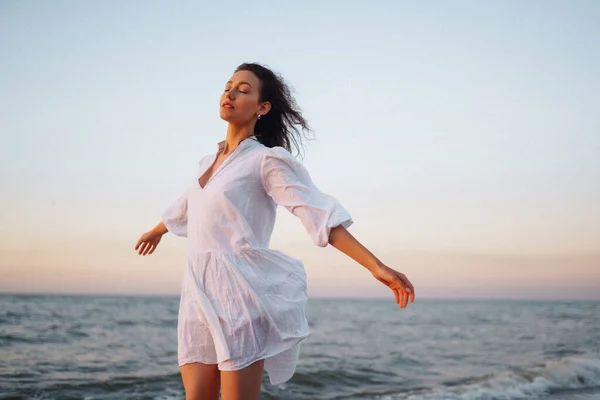 美しい女性は日没時にビーチを歩く 夏時間だ リラックスしてライフスタイルのコンセプト — ストック写真