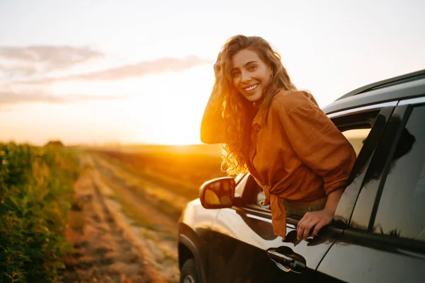 汽车和夏天与一名女性游客在日落时乘坐风景优美的汽车 Lifestyle Travel Tourism Nature Active Life — 图库照片