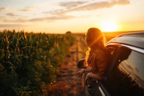 Автомобіль Літо Жінкою Турист Яка Їде Мальовничою Машиною Заході Сонця — стокове фото