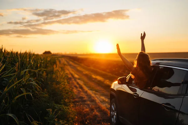 Auto Und Sommer Mit Einer Touristin Die Bei Sonnenuntergang Eine — Stockfoto