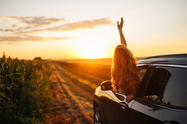 Автомобіль Літо Жінкою Турист Яка Їде Мальовничою Машиною Заході Сонця — стокове фото