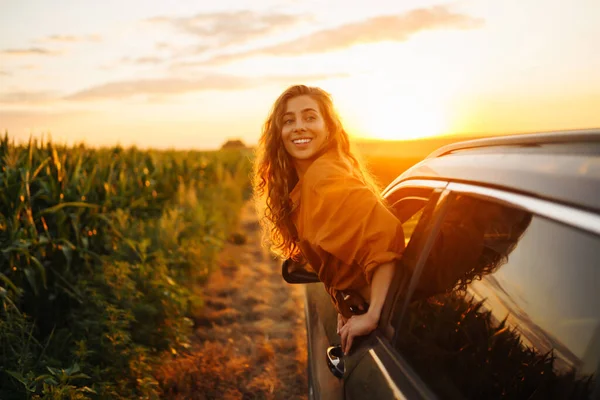 Araba Yaz Boyunca Kadın Bir Turistle Gün Batımında Manzaralı Bir — Stok fotoğraf