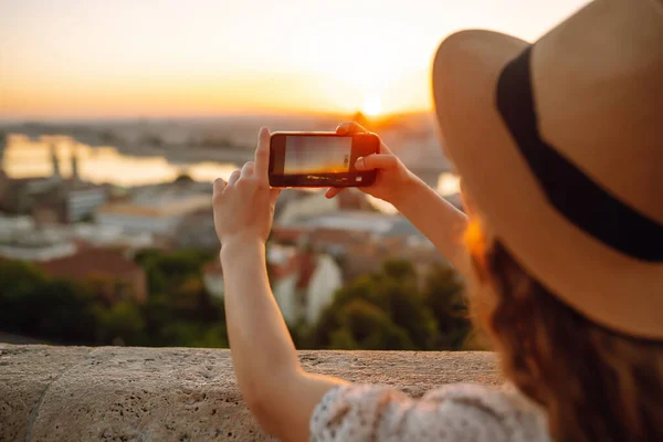 Mulher Turística Dispara Uma Paisagem Cidade Amanhecer Smartphone Viajar Europa — Fotografia de Stock