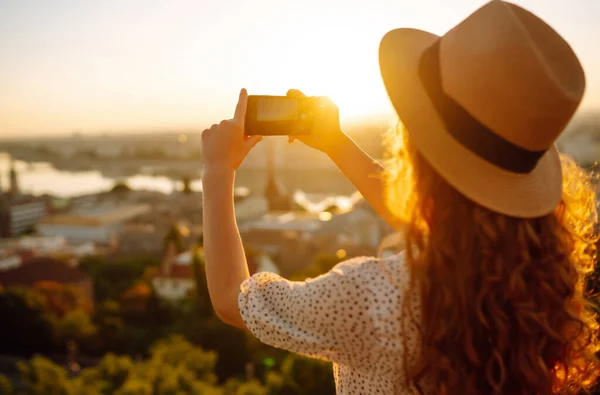 Turist Kadın Şafak Vakti Akıllı Bir Telefonla Şehir Manzarasını Vuruyor — Stok fotoğraf
