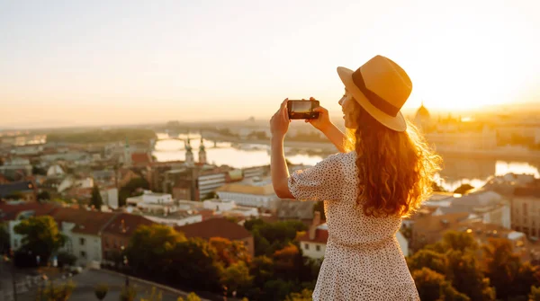 Turista Mujer Dispara Paisaje Ciudad Amanecer Teléfono Inteligente Viajar Por — Foto de Stock