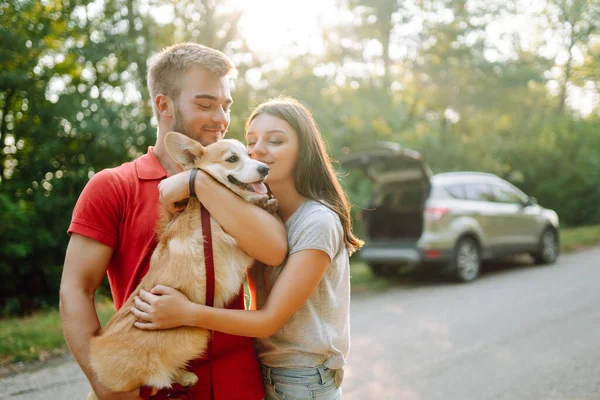 Casal Jovem Conjunto Com Seu Amado Animal Estimação Uma Caminhada — Fotografia de Stock