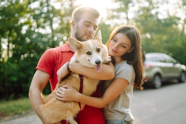Casal Jovem Conjunto Com Seu Amado Animal Estimação Uma Caminhada — Fotografia de Stock