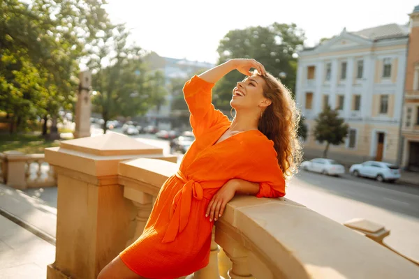 Happy Female Tourist Walks City Euro Trip Lifestyle Travel Tourism — Stock Photo, Image