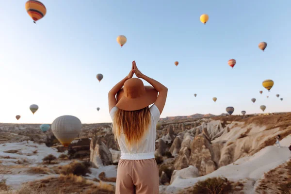 Young Woman Stands Mountain Flying Air Balloons Background Famous Tourist — Fotografie, imagine de stoc