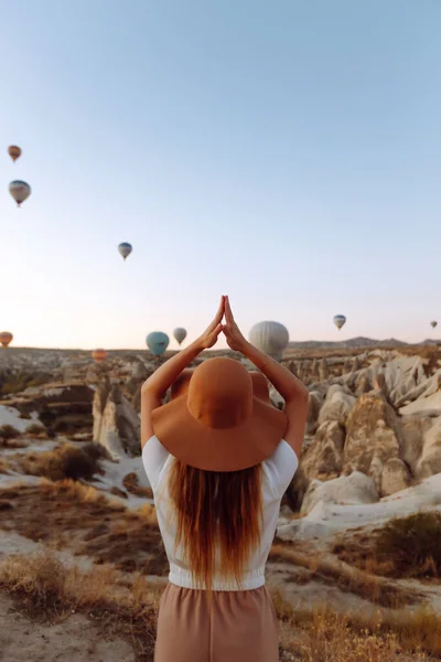 Young Woman Stands Mountain Flying Air Balloons Background Famous Tourist — 图库照片