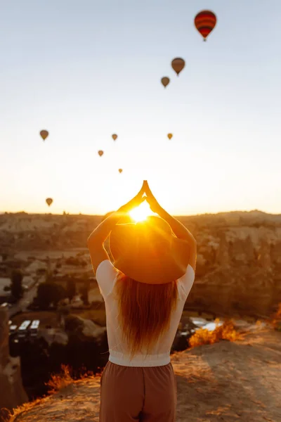Young Woman Stands Mountain Flying Air Balloons Background Famous Tourist — Stock Fotó