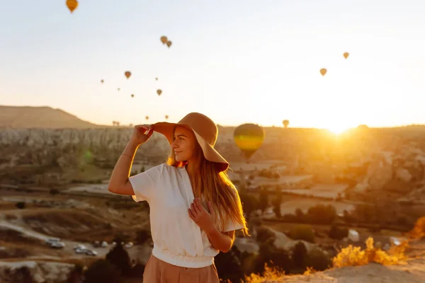Young Woman Stands Mountain Flying Air Balloons Background Famous Tourist — Fotografia de Stock