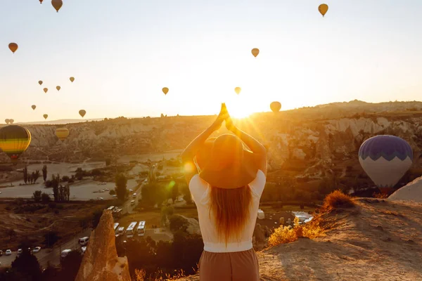 Young Woman Stands Mountain Flying Air Balloons Background Famous Tourist — Stock Fotó