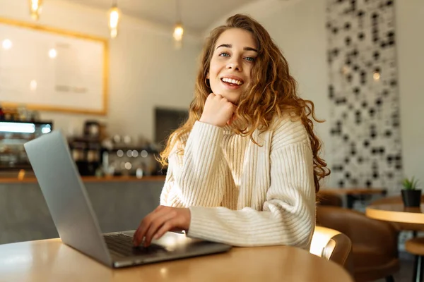 Jonge Vrouw Met Laptop Thuis Freelance Online Cursus Werken Afstand — Stockfoto