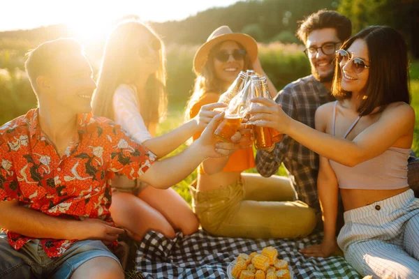 Група Щасливих Друзів Підбадьорює Пиво Літньому Парку Відпустка Пікнік Дружба — стокове фото