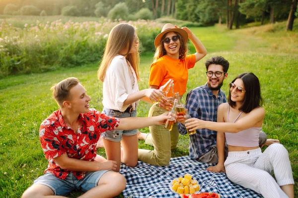 Een Groep Gelukkige Vrienden Juicht Drinkt Bier Het Zomerpark Vakantie — Stockfoto